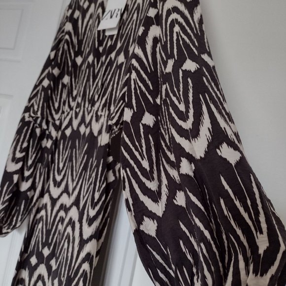 Puff sleeve smock midi dress with cut out side - Picture 2 of 7